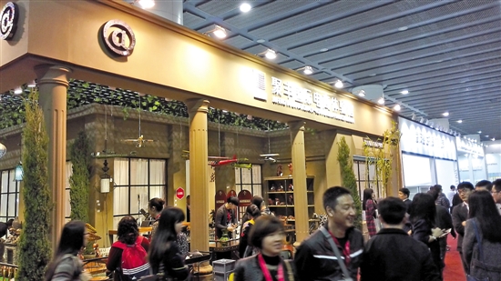 “蝙蝠侠大战超人”在家具展上演(图3)