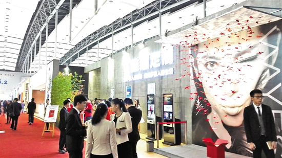“蝙蝠侠大战超人”在家具展上演(图4)