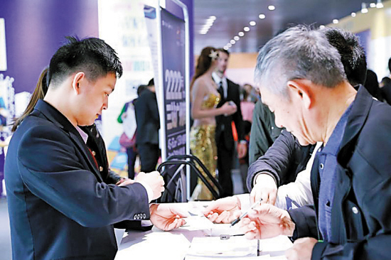 保利广州首届“1/3房展会”成交需求旺盛(图1) 保利广州首届“1/3房展会”成交需求旺盛(图1)