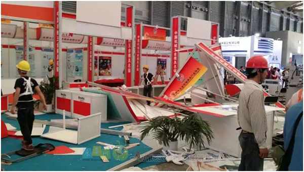 如何防止展台倒塌？展台倒塌事件频频发生 (图5)