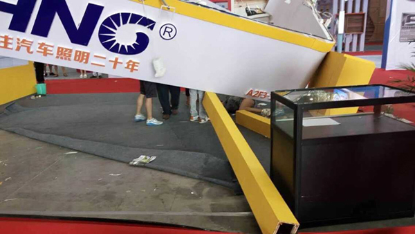 如何防止展台倒塌？展台倒塌事件频频发生 (图2)