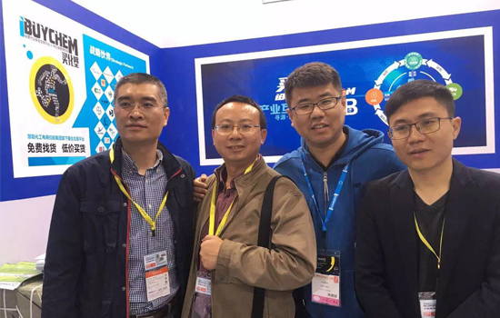     中国电子商务协会B2B分会秘书长刘宁波(左二)考察买团项目