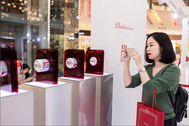 百威焕新艺术巡回展亮相榕城 展现高贵品质(图2) 百威焕新艺术巡回展亮相榕城 展现高贵品质(图2)