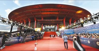 图为第六届北京国际电影节开幕式举办地，北京怀柔雁栖湖国际会展中心。6月24日，第十六届华表奖的红地毯将在此铺就。