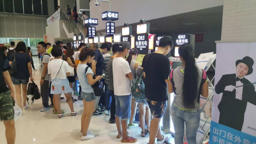畅充手机免费充电站高调亮相ChinaJoy 用户争相体验场面火爆(图1) 畅充手机免费充电站高调亮相ChinaJoy 用户争相体验场面火爆(图1)