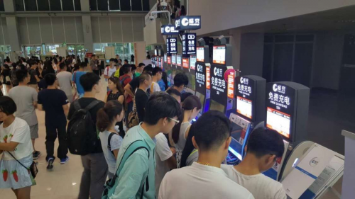 畅充手机免费充电站高调亮相ChinaJoy 用户争相体验场面火爆(图2) 畅充手机免费充电站高调亮相ChinaJoy 用户争相体验场面火爆(图2)